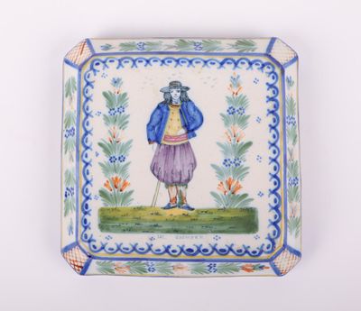 une petite assiette sur laquelle est représenté un homme portant une veste bleue et un chapeau