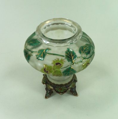un vase en verre orné d'un motif vert et blanc