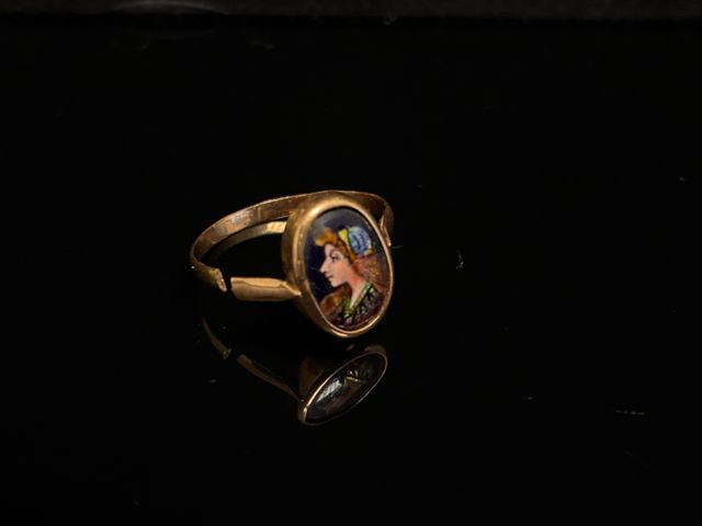 Bague en or 18 carats, décor d’un émail peint sur cuivre « profil...