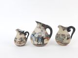 trois vases posés l'un à côté de l'autre sur une table