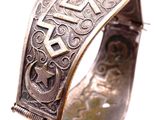 une photo d'un bracelet en argent orné d'un motif