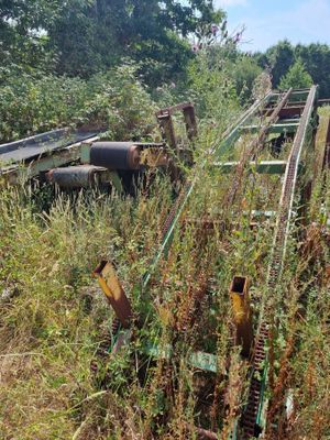 un train qui se trouve au milieu d'un champ