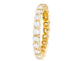 gros plan d'une bague en diamant sur fond blanc