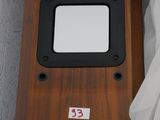 une petite télévision posée sur une caisse en bois
