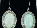 une paire de boucles d'oreilles en oplite blanche et diamants
