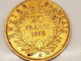 gros plan d'une pièce d'or sur une surface blanche