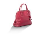 un sac à main rouge posé sur une surface blanche, sur fond blanc