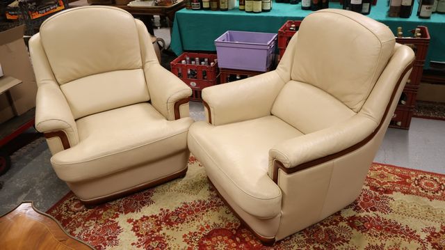 Paire de fauteuils en cuir et bois, moderne