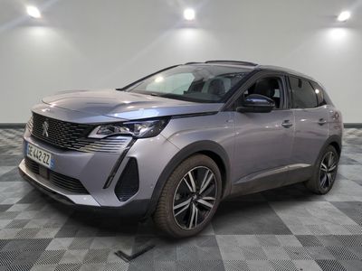 Le nouveau SUV Peugeot C-Cross est garé dans un showroom.