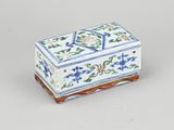 chinese blue and white porcelain box with flowers and vines