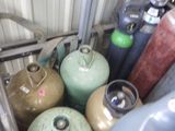 de nombreux types différents de bouteilles de gaz propane dans un conteneur
