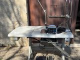 une machine à coudre posée sur une table devant une porte