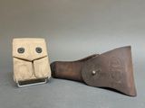 une photo représentant une paire d'étuis en cuir marron accompagnés d'une housse en toile marron
