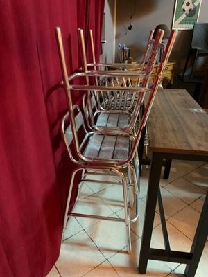 beaucoup de chaises et une table dans une pièce