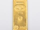 une barre d'or sur fond blanc