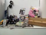 de nombreux objets posés sur le comptoir dans la pièce