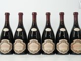 six bouteilles de vin sont alignées sur une table