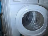 une rondelle et un rouleau de papier toilette dans une petite pièce