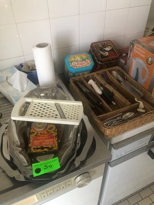 de nombreux objets posés sur le plan de travail de la cuisine