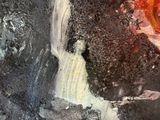 un gros plan sur un morceau de gâteau posé sur une assiette