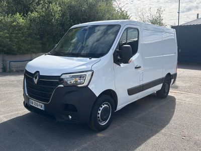 la photo d'une camionnette blanche garée sur un parking