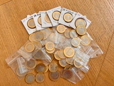 beaucoup de pièces de monnaie posées par terre les unes à côté des autres