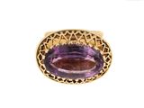 Gros plan sur une bague contenant une pierre violette