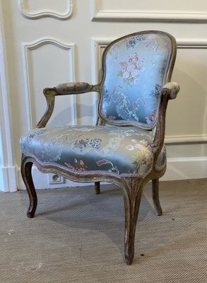 une chaise qui se trouve dans le coin d'une pièce