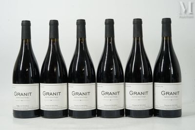six bouteilles de vin sont alignées sur une table