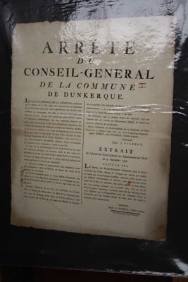 un vieux livre à la couverture noire posé sur une table en bois