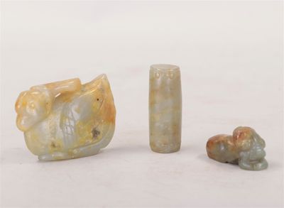 trois morceaux de pierre sont posés les uns à côté des autres sur une surface blanche