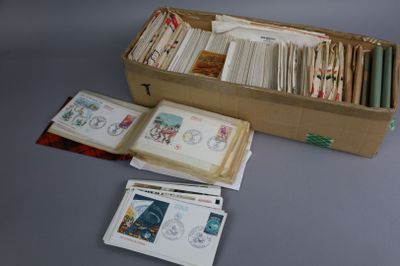 une boîte remplie de timbres et d'enveloppes posée sur une table
