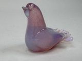 un oiseau en verre posé sur une table