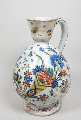un vase blanc orné d'un motif bleu et jaune