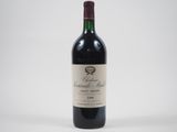 une bouteille de vin posée sur une table