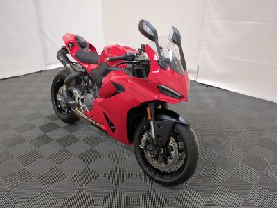 une moto rouge garée dans une pièce