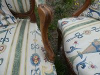 Paire de fauteuils dossier à la reine en noyer mouluré et sc… (photo 4)
