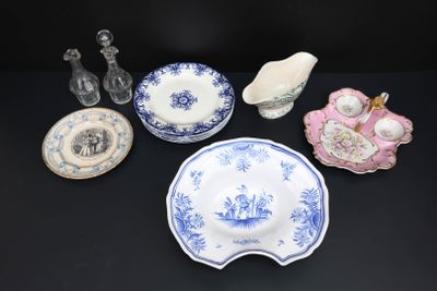 de nombreux types d'assiettes et de bols différents sur la table