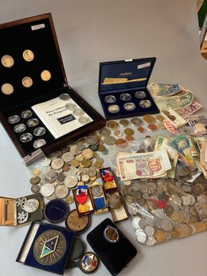 une boîte contenant des pièces de monnaie et d'autres objets, posée sur une table