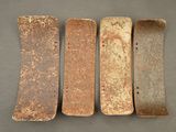 quatre skateboards sont alignés sur une surface grise