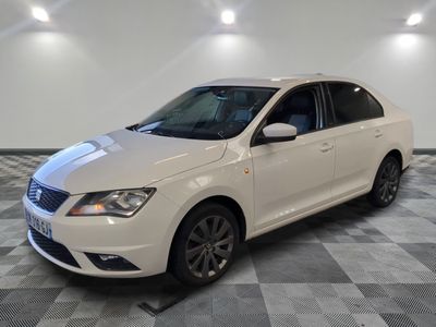 la voiture blanche est garée sur le sol à carreaux d'une pièce