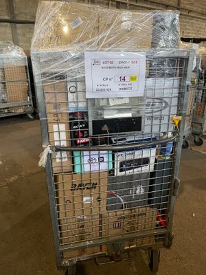un chariot contenant de nombreux cartons dans un entrepôt