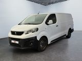 La camionnette blanche est garée dans une grande pièce.