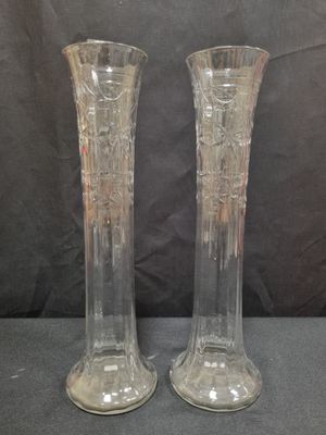 une paire de vases en verre transparent posés sur une table