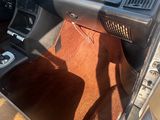 tableau de bord d'une voiture avec une moquette marron et un siège en cuir beige