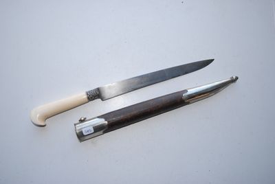 deux couteaux posés l'un à côté de l'autre sur une table