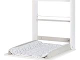 un lit blanc avec un matelas posé dessus
