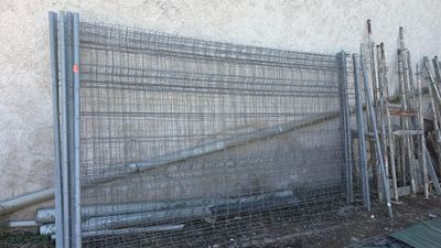 une clôture installée à côté d'un bâtiment