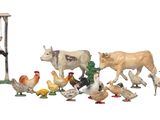 de nombreuses figurines d'animaux de la ferme et de poulets alignées les unes à côté des autres
