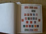 un livre ouvert avec des timbres sur une table